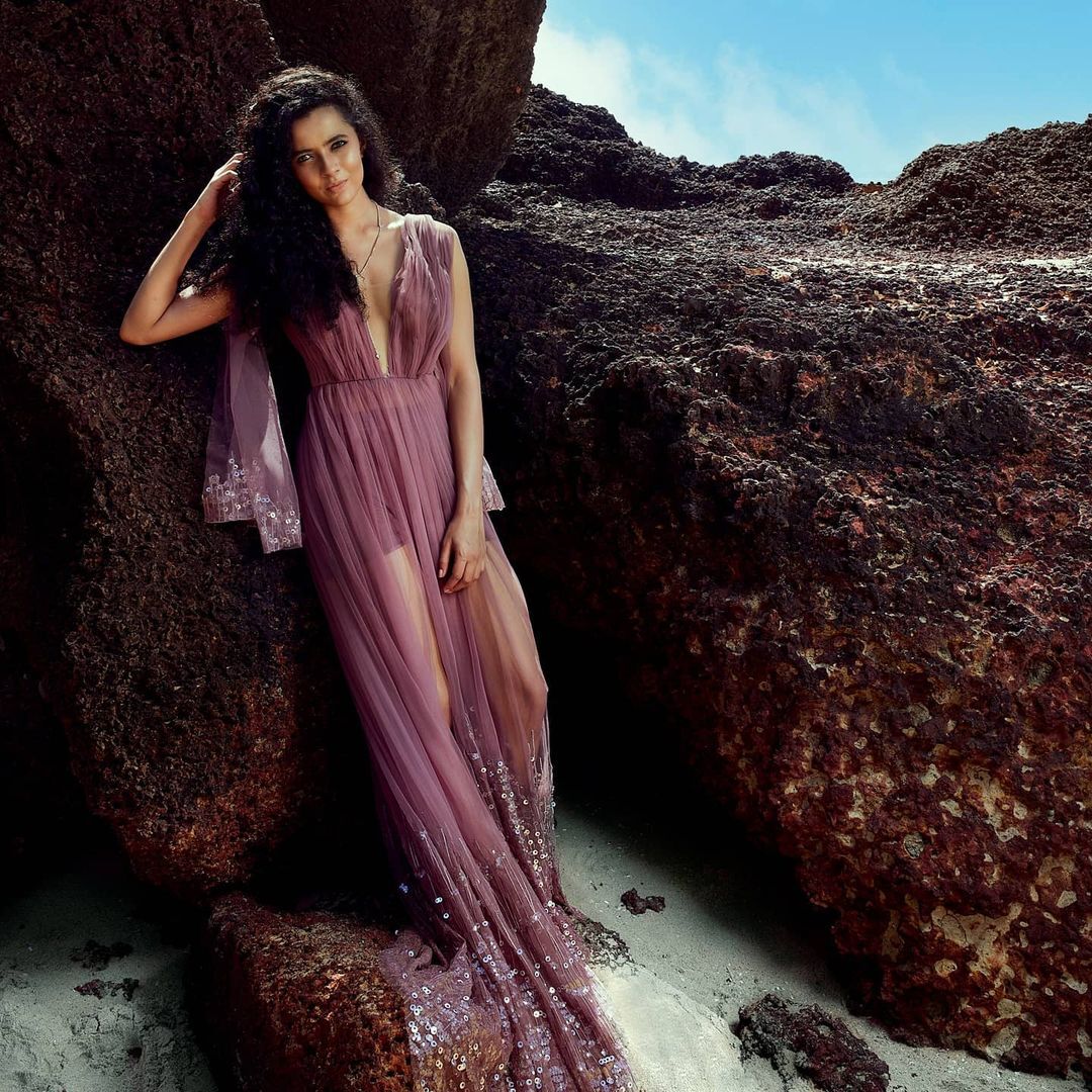 മമ്മൂട്ടി ചിത്രത്തിലൂടെ മലയാളി മനസിലിടം പിടിച്ച സുന്ദരി; അതുല്യ ചന്ദ്രയുടെ കലക്കൻ ഫൊട്ടോസ്