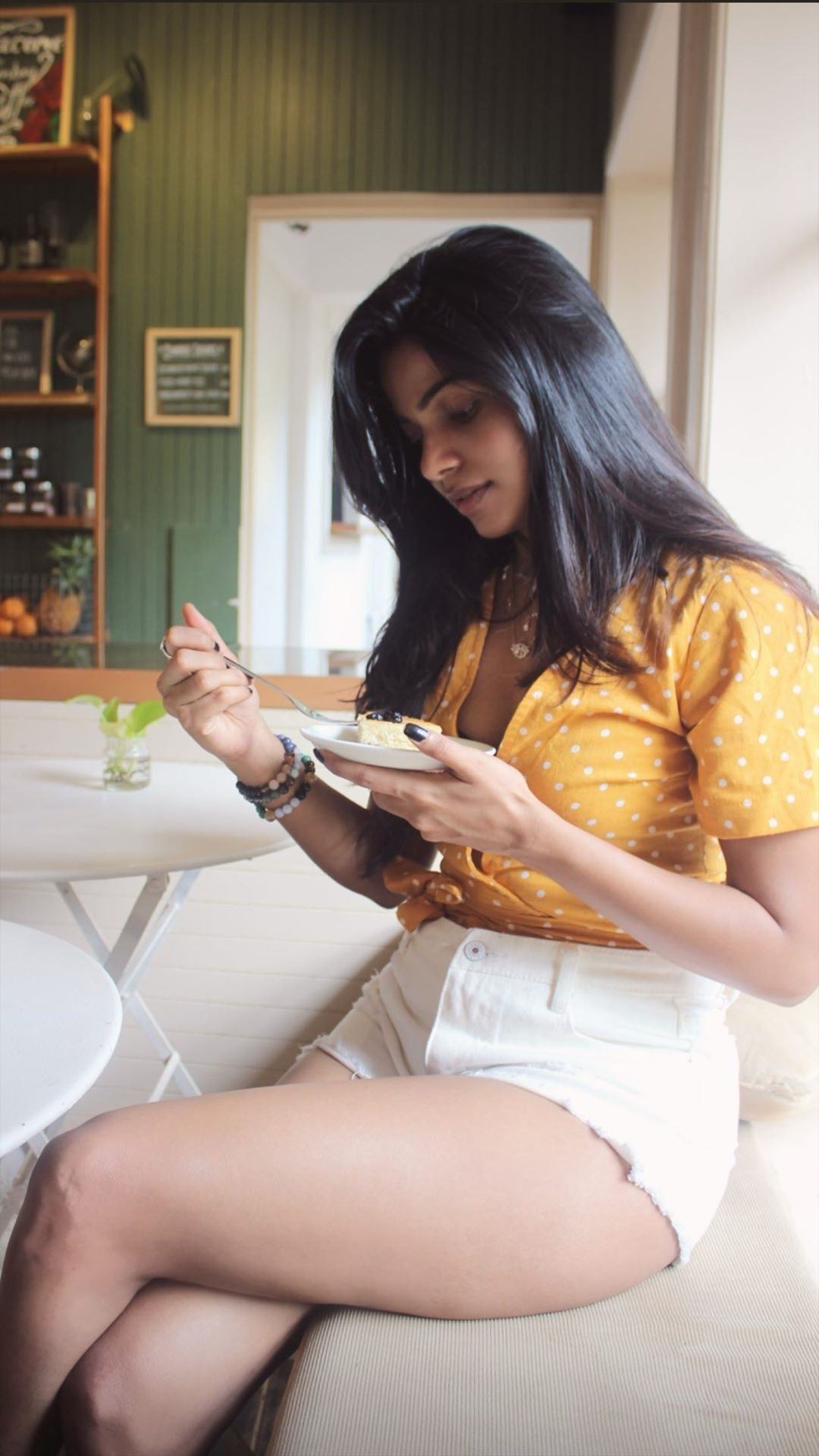 ഹോട്ട്... മോഡൽ ദിവ്യ ഭാരതിയുടെ ഏറ്റവും പുതിയ ഫോട്ടോ ഷൂട്ട് ചിത്രങ്ങൾ വൈറൽ