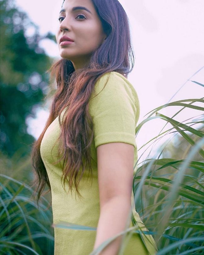 ഗ്ലാമറസ് ലുക്കിൽ പാർവതി നായർ; ഏറ്റെടുത്ത് സോഷ്യൽ മീഡിയ