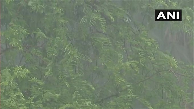  ദില്ലിയെ വിറപ്പിച്ച് കനത്ത മഴ; നഗരത്തില്‍ പലയിടത്തും വെള്ളക്കെട്ട്, ചിത്രങ്ങള്‍ കാണാം