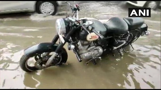  ദില്ലിയെ വിറപ്പിച്ച് കനത്ത മഴ; നഗരത്തില്‍ പലയിടത്തും വെള്ളക്കെട്ട്, ചിത്രങ്ങള്‍ കാണാം