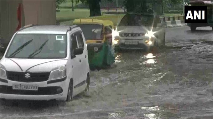  ദില്ലിയെ വിറപ്പിച്ച് കനത്ത മഴ; നഗരത്തില്‍ പലയിടത്തും വെള്ളക്കെട്ട്, ചിത്രങ്ങള്‍ കാണാം