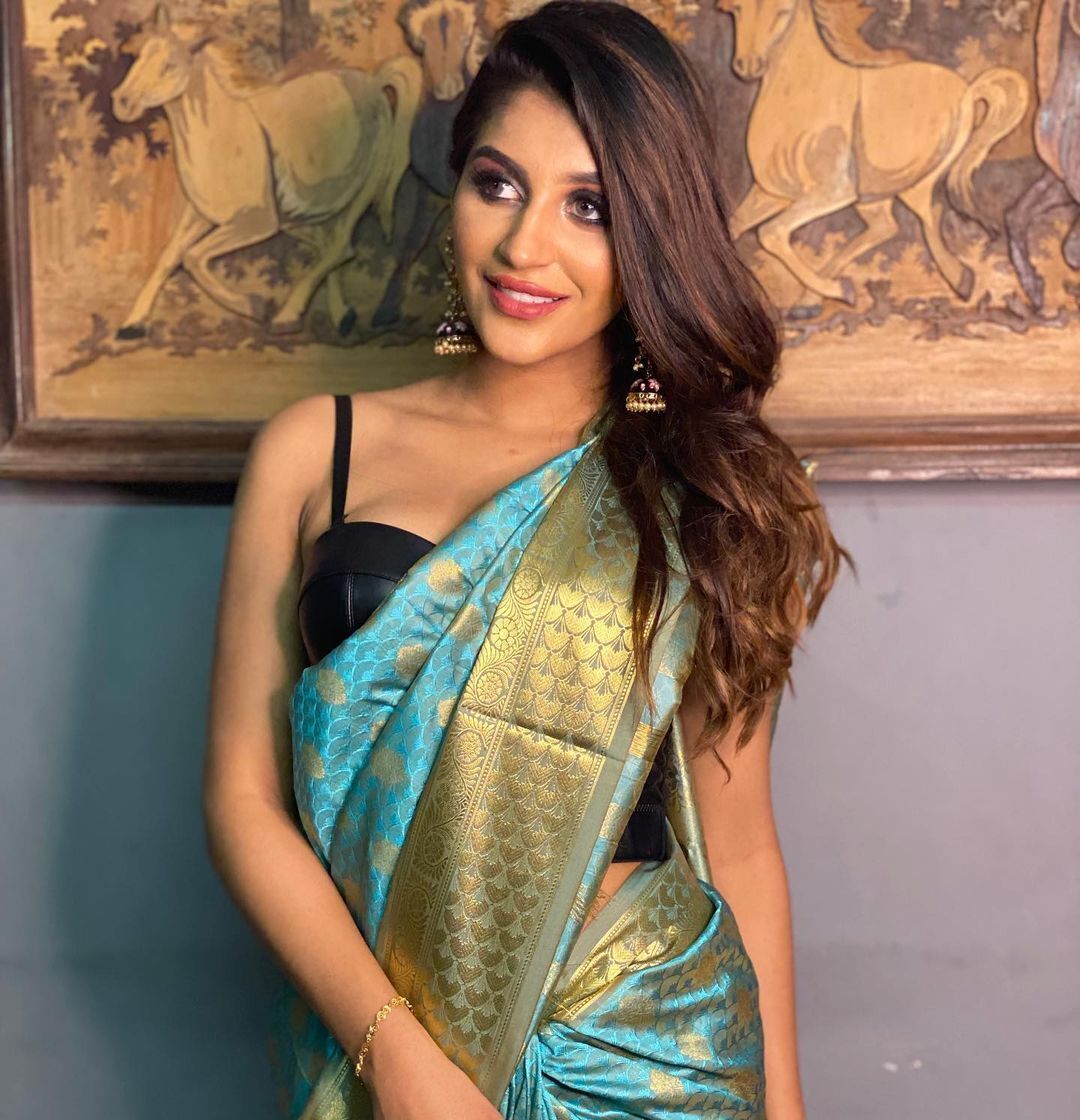 ഹോട്ട് ലുക്കില്‍ ആരാധകരെ ഞെട്ടിച്ച് യഷിക ആനന്ദ്; വൈറലായി പുതിയ ഫോട്ടോഷൂട്ട്