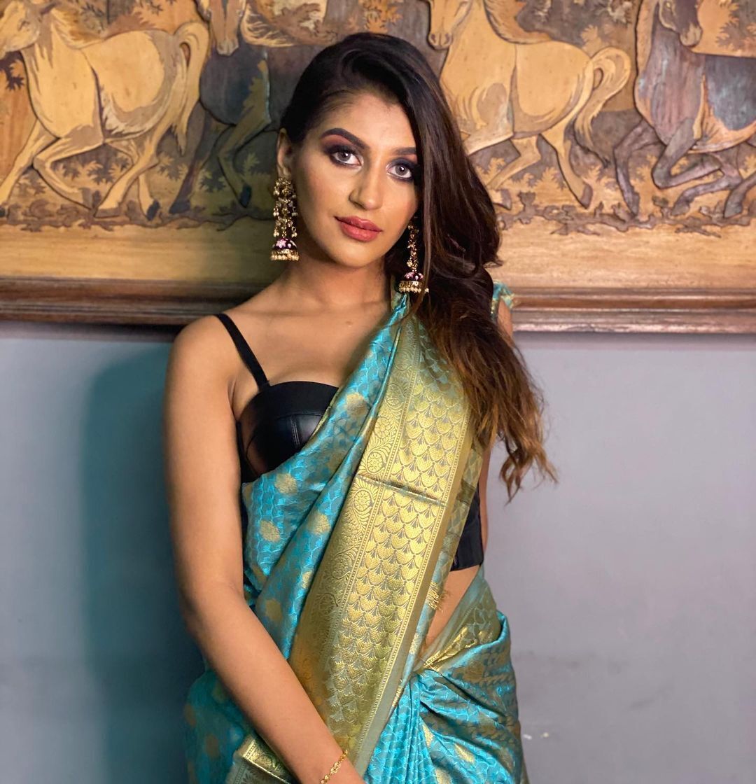 ഹോട്ട് ലുക്കില്‍ ആരാധകരെ ഞെട്ടിച്ച് യഷിക ആനന്ദ്; വൈറലായി പുതിയ ഫോട്ടോഷൂട്ട്