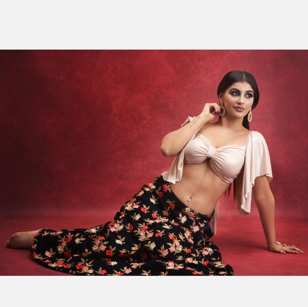 ഹോട്ട് ലുക്കില്‍ ആരാധകരെ ഞെട്ടിച്ച് യഷിക ആനന്ദ്; വൈറലായി പുതിയ ഫോട്ടോഷൂട്ട്