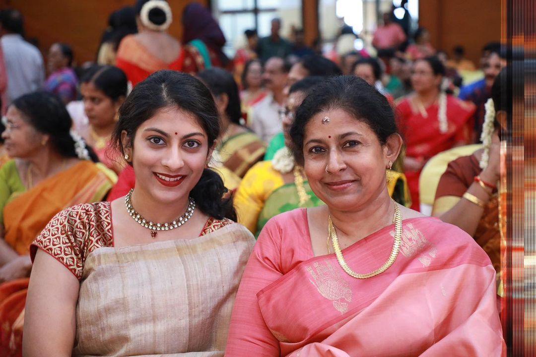 ഒരേ സിനിമ, ഒരേ കഥാപാത്രം അമ്മയെ തന്നെ ഞെട്ടിച്ച് ദേവി; ജലജയുടെ തിരിച്ചുവരവിനൊപ്പം മകളുടെ അരങ്ങേറ്റവും 