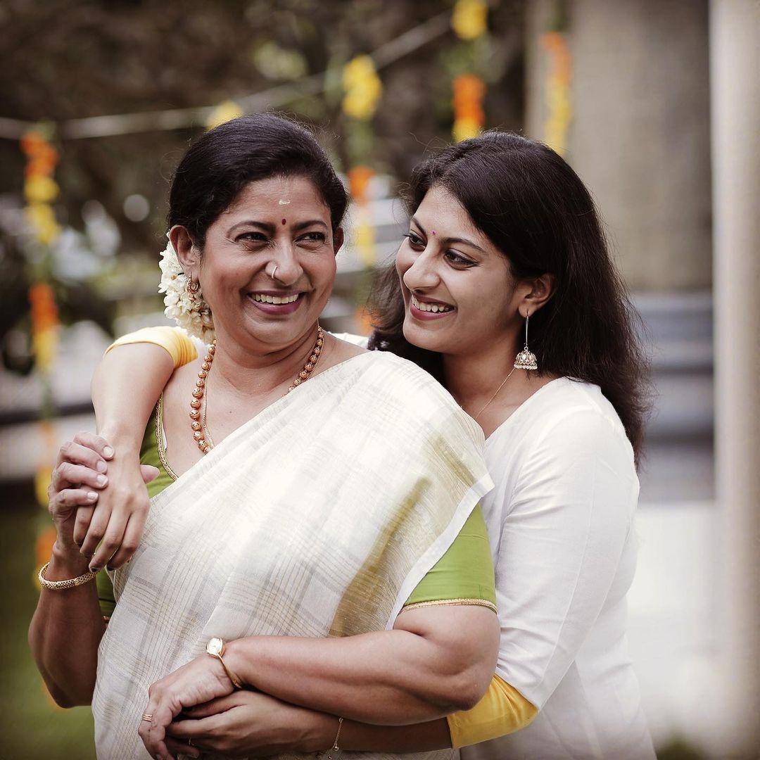 ഒരേ സിനിമ, ഒരേ കഥാപാത്രം അമ്മയെ തന്നെ ഞെട്ടിച്ച് ദേവി; ജലജയുടെ തിരിച്ചുവരവിനൊപ്പം മകളുടെ അരങ്ങേറ്റവും 