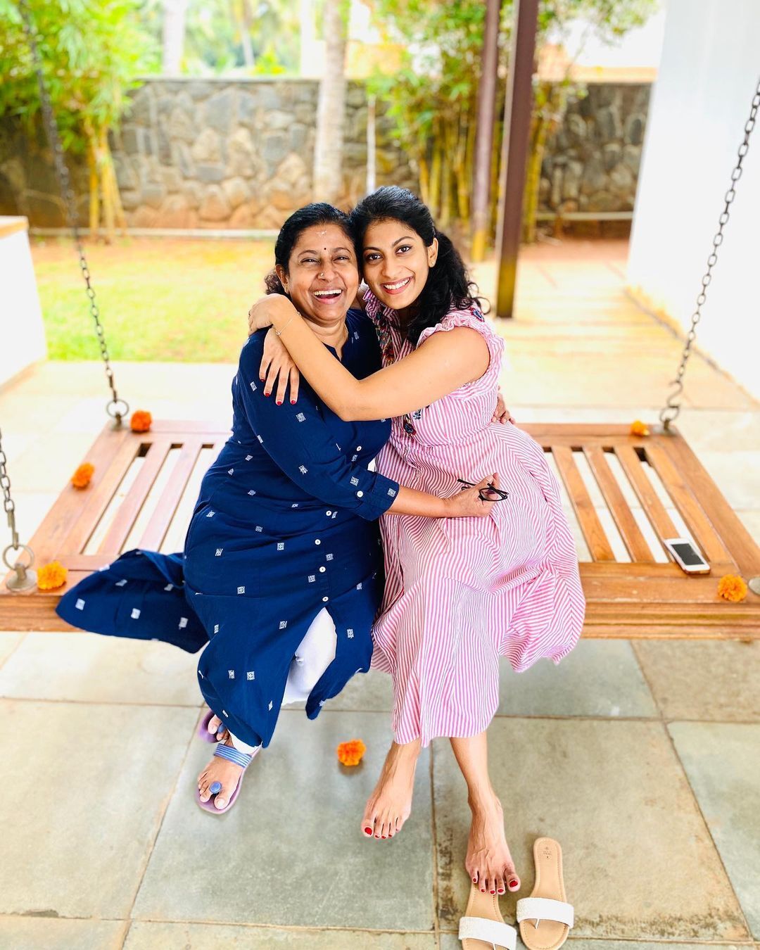 ഒരേ സിനിമ, ഒരേ കഥാപാത്രം അമ്മയെ തന്നെ ഞെട്ടിച്ച് ദേവി; ജലജയുടെ തിരിച്ചുവരവിനൊപ്പം മകളുടെ അരങ്ങേറ്റവും 