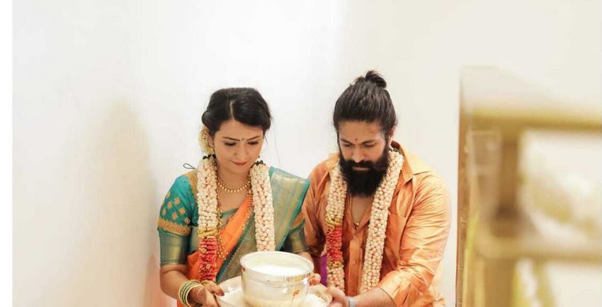 റോക്കിഭായ് യാഷിന്റെ ഗൃഹപ്രവേശം: വിശാലമായ വീട്ടില്‍ കുടുംബത്തോടൊപ്പം താരം- ചിത്രങ്ങള്‍ കാണാം