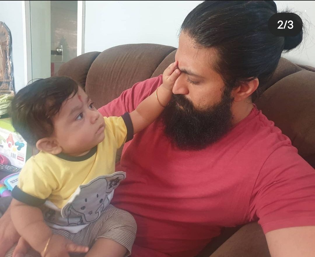 റോക്കിഭായ് യാഷിന്റെ ഗൃഹപ്രവേശം: വിശാലമായ വീട്ടില്‍ കുടുംബത്തോടൊപ്പം താരം- ചിത്രങ്ങള്‍ കാണാം