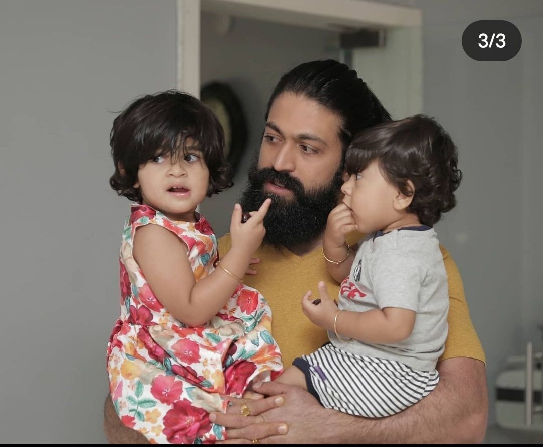 റോക്കിഭായ് യാഷിന്റെ ഗൃഹപ്രവേശം: വിശാലമായ വീട്ടില്‍ കുടുംബത്തോടൊപ്പം താരം- ചിത്രങ്ങള്‍ കാണാം