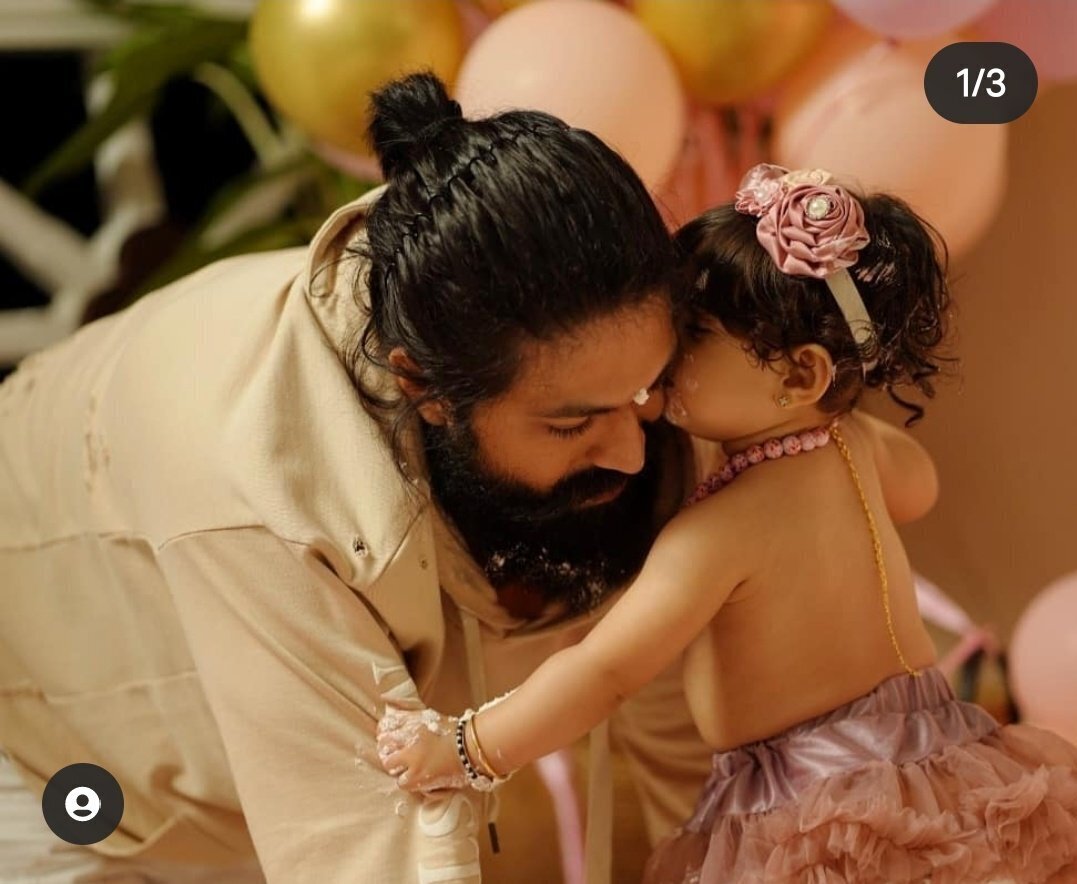 റോക്കിഭായ് യാഷിന്റെ ഗൃഹപ്രവേശം: വിശാലമായ വീട്ടില്‍ കുടുംബത്തോടൊപ്പം താരം- ചിത്രങ്ങള്‍ കാണാം