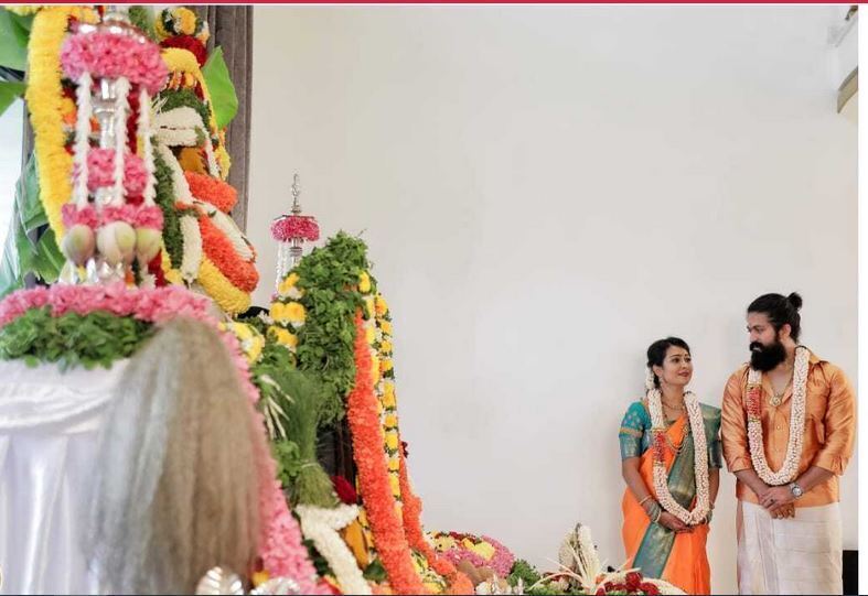 റോക്കിഭായ് യാഷിന്റെ ഗൃഹപ്രവേശം: വിശാലമായ വീട്ടില്‍ കുടുംബത്തോടൊപ്പം താരം- ചിത്രങ്ങള്‍ കാണാം