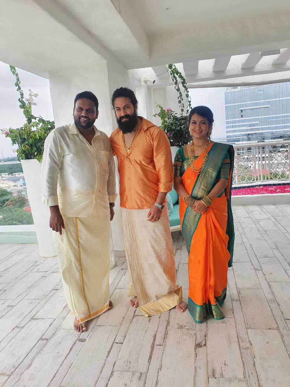 റോക്കിഭായ് യാഷിന്റെ ഗൃഹപ്രവേശം: വിശാലമായ വീട്ടില്‍ കുടുംബത്തോടൊപ്പം താരം- ചിത്രങ്ങള്‍ കാണാം