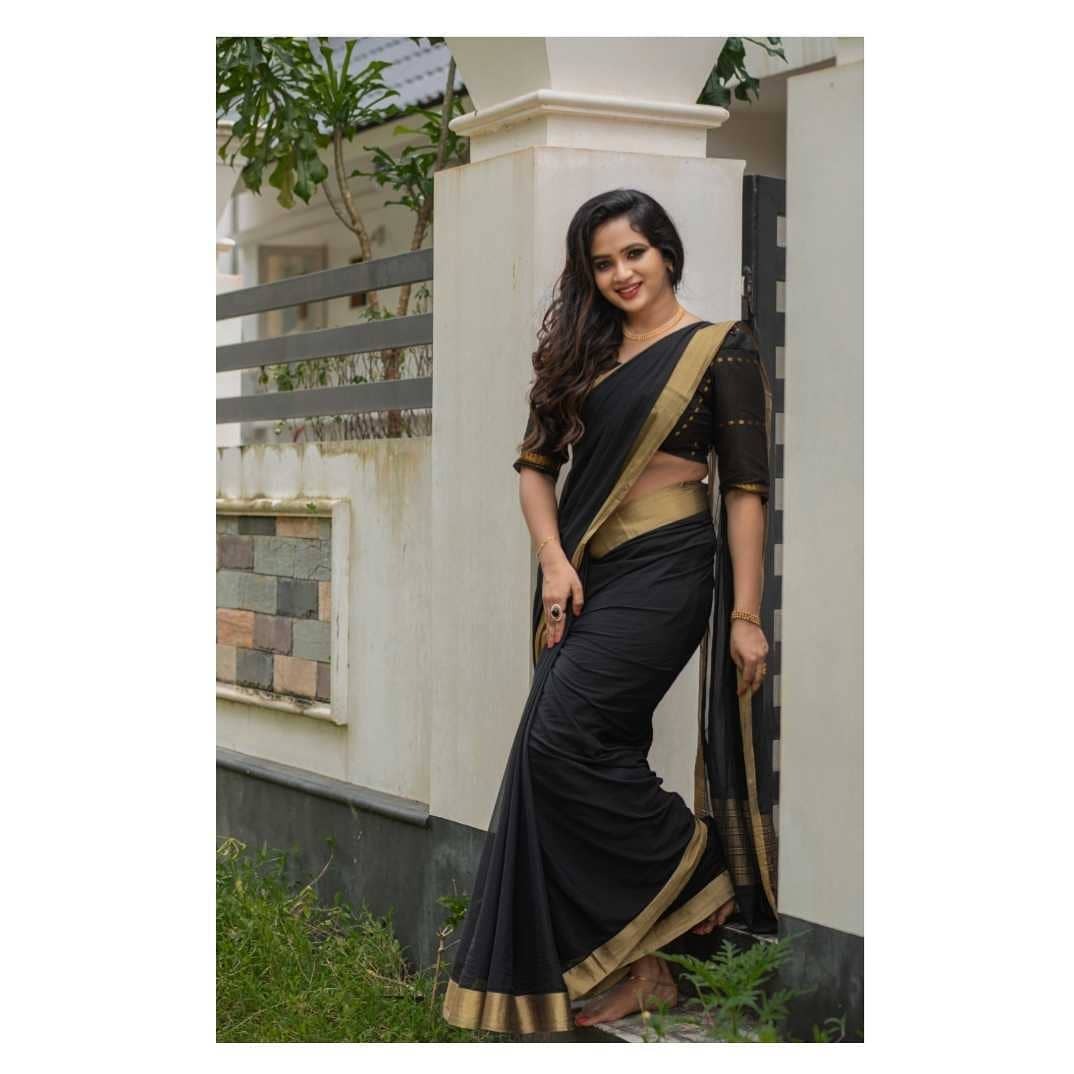 ഗ്ലാമറസ് ലുക്കിൽ കുടുംബവിളക്ക് താരം; ശരണ്യ ആനന്ദിന്റെ പുതിയ ചിത്രങ്ങൾ വൈറലാകുന്നു