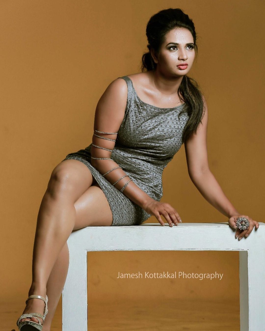 ഗ്ലാമറസ് ലുക്കിൽ കുടുംബവിളക്ക് താരം; ശരണ്യ ആനന്ദിന്റെ പുതിയ ചിത്രങ്ങൾ വൈറലാകുന്നു