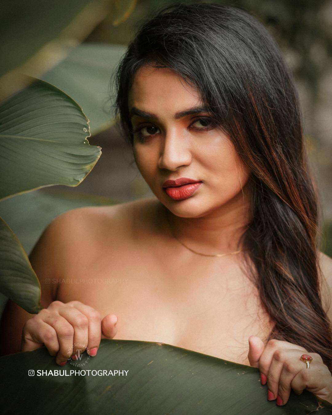 ഗ്ലാമറസ് ലുക്കിൽ കുടുംബവിളക്ക് താരം; ശരണ്യ ആനന്ദിന്റെ പുതിയ ചിത്രങ്ങൾ വൈറലാകുന്നു