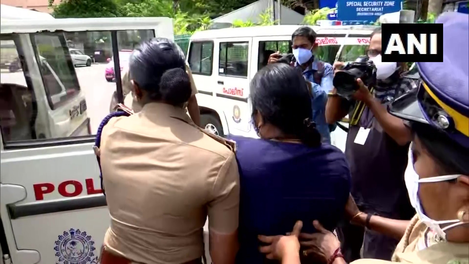 സ്ത്രീകള്‍ക്കെതിരായ അതിക്രമം: സെക്രട്ടേറിയറ്റിന് മുന്നില്‍ പ്രതിഷേധിച്ച  മഹിളാ മോര്‍ച്ച പ്രവര്‍ത്തകരെ അറസ്റ്റ് ചെയ്തു നീക്കുന്നു- ചിത്രങ്ങള്‍