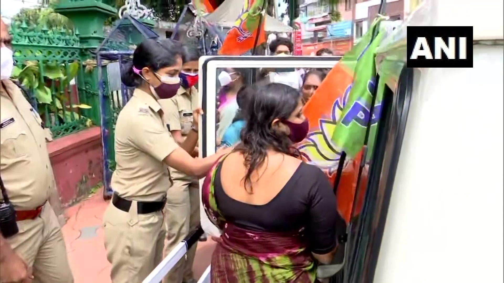 സ്ത്രീകള്‍ക്കെതിരായ അതിക്രമം: സെക്രട്ടേറിയറ്റിന് മുന്നില്‍ പ്രതിഷേധിച്ച  മഹിളാ മോര്‍ച്ച പ്രവര്‍ത്തകരെ അറസ്റ്റ് ചെയ്തു നീക്കുന്നു- ചിത്രങ്ങള്‍