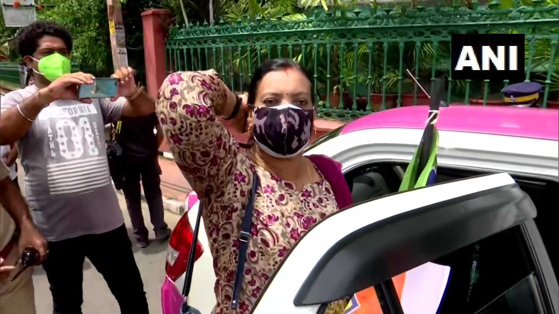 സ്ത്രീകള്‍ക്കെതിരായ അതിക്രമം: സെക്രട്ടേറിയറ്റിന് മുന്നില്‍ പ്രതിഷേധിച്ച  മഹിളാ മോര്‍ച്ച പ്രവര്‍ത്തകരെ അറസ്റ്റ് ചെയ്തു നീക്കുന്നു- ചിത്രങ്ങള്‍