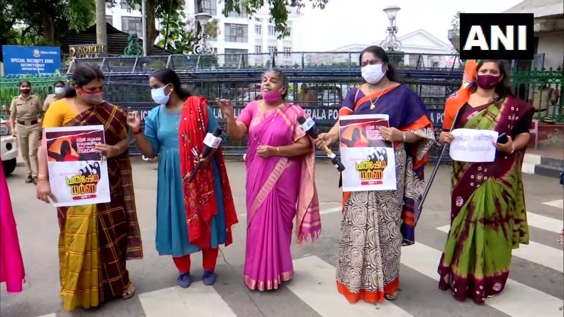 സ്ത്രീകള്‍ക്കെതിരായ അതിക്രമം: സെക്രട്ടേറിയറ്റിന് മുന്നില്‍ പ്രതിഷേധിച്ച  മഹിളാ മോര്‍ച്ച പ്രവര്‍ത്തകരെ അറസ്റ്റ് ചെയ്തു നീക്കുന്നു- ചിത്രങ്ങള്‍