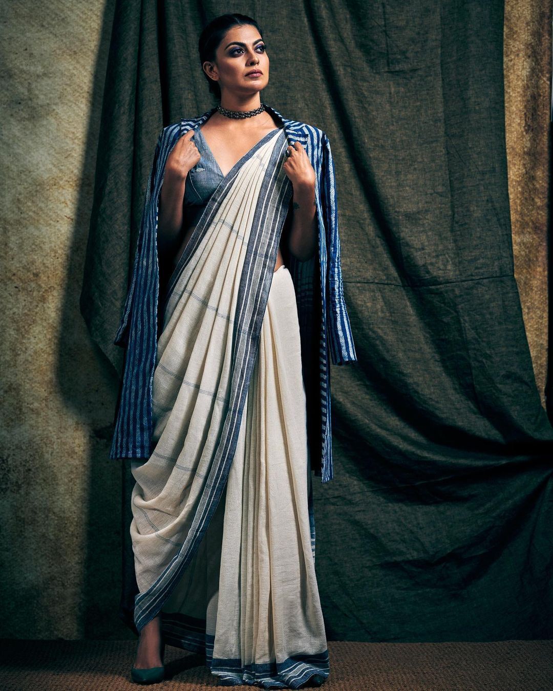 സാരി ഇങ്ങനെയും ഉടുക്കാം; ആരാധകരെ ഞെട്ടിച്ച് നടി അനുശ്രീയുടെ ഫോട്ടോഷൂട്ട്, ചിത്രങ്ങള്‍ വൈറല്‍