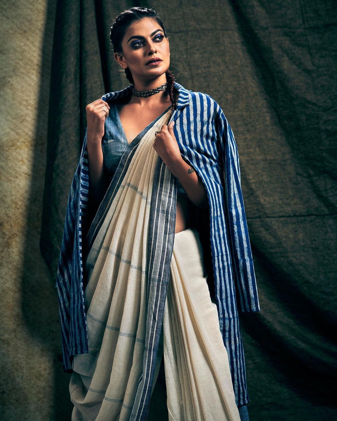 സാരി ഇങ്ങനെയും ഉടുക്കാം; ആരാധകരെ ഞെട്ടിച്ച് നടി അനുശ്രീയുടെ ഫോട്ടോഷൂട്ട്, ചിത്രങ്ങള്‍ വൈറല്‍