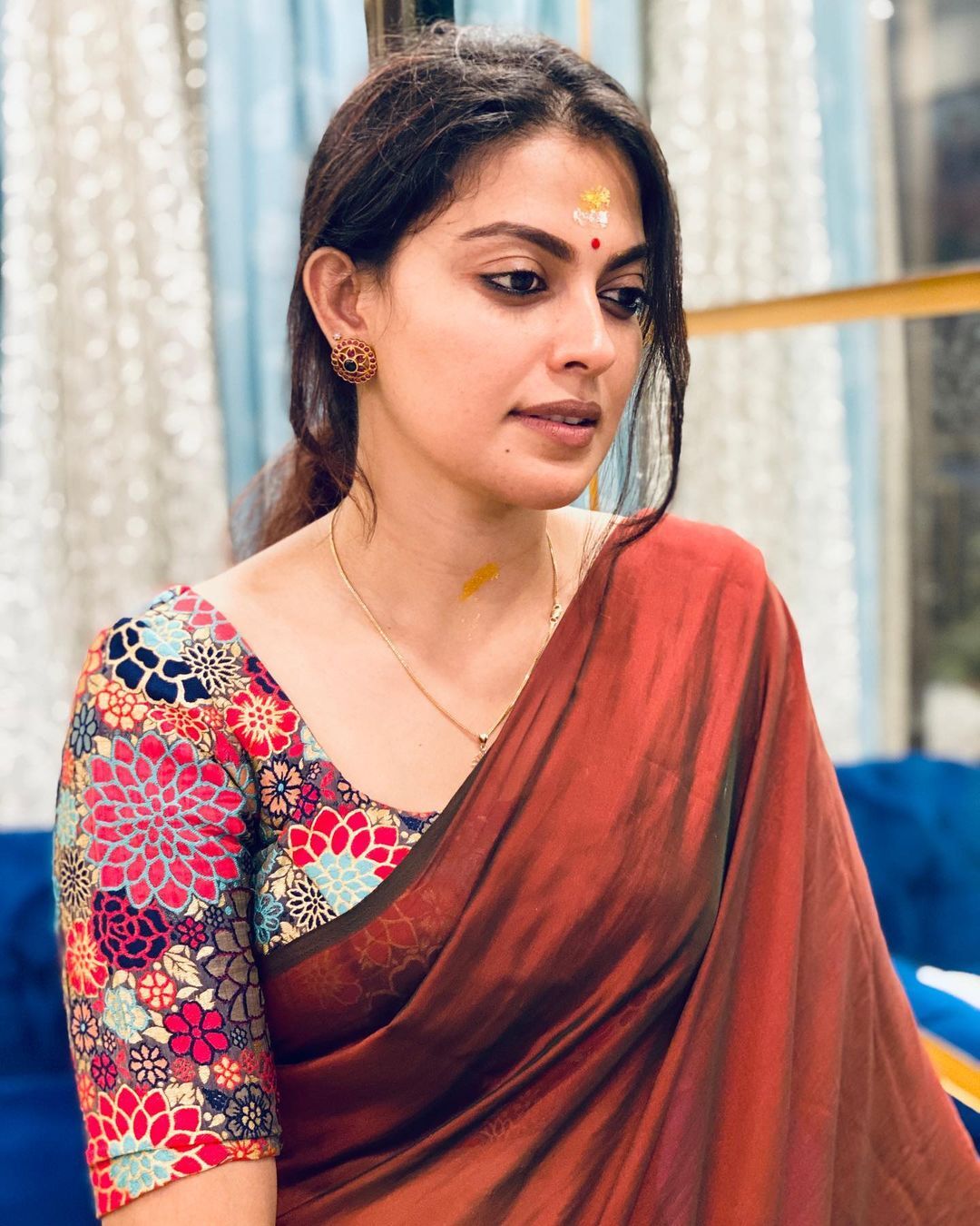 സാരിയും ചന്ദനക്കുറിയുമായി അനുശ്രീയുടെ ഫോട്ടോഷൂട്ട്; ചിത്രങ്ങള്‍ സോഷ്യല്‍ മീഡിയയില്‍ വൈറല്‍