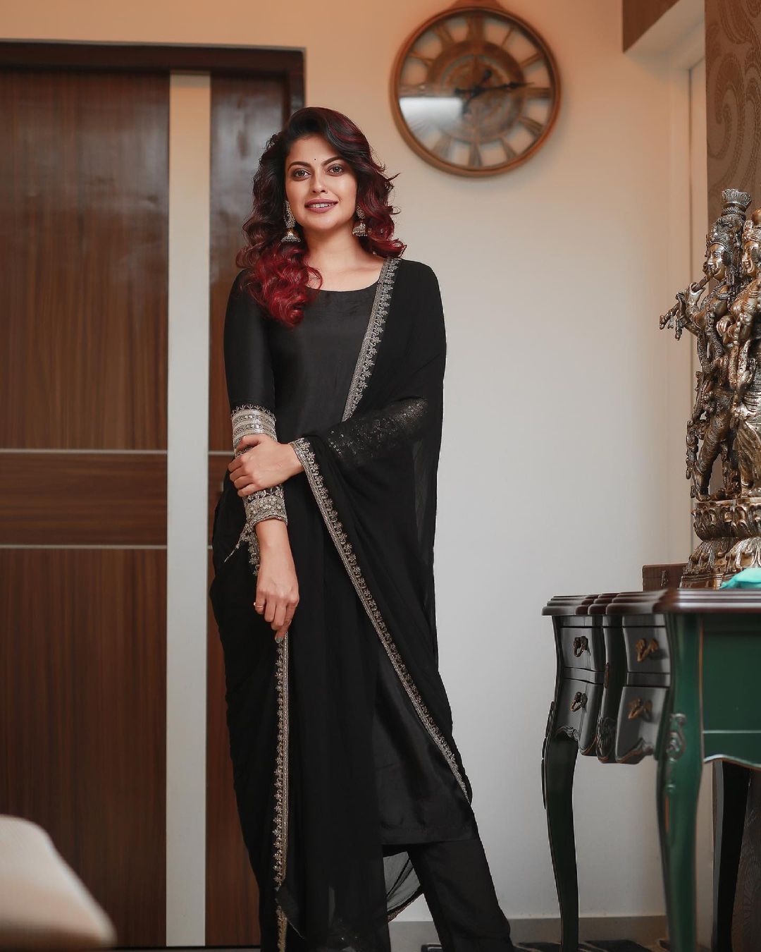 സാരിയും ചന്ദനക്കുറിയുമായി അനുശ്രീയുടെ ഫോട്ടോഷൂട്ട്; ചിത്രങ്ങള്‍ സോഷ്യല്‍ മീഡിയയില്‍ വൈറല്‍