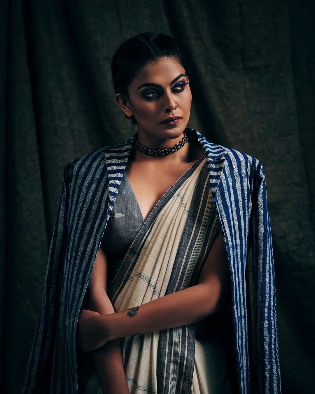 സാരിയും ചന്ദനക്കുറിയുമായി അനുശ്രീയുടെ ഫോട്ടോഷൂട്ട്; ചിത്രങ്ങള്‍ സോഷ്യല്‍ മീഡിയയില്‍ വൈറല്‍