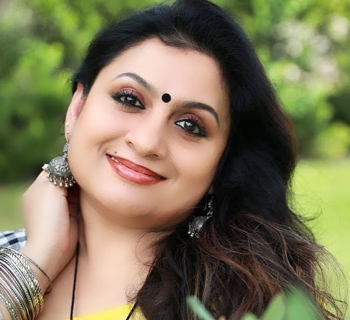 മഞ്ഞക്കിളി ചിത്രവുമായി സുചിത്ര മുരളി; താരത്തിന്റെ പുതിയ ചിത്രങ്ങള്‍ വൈറല്‍