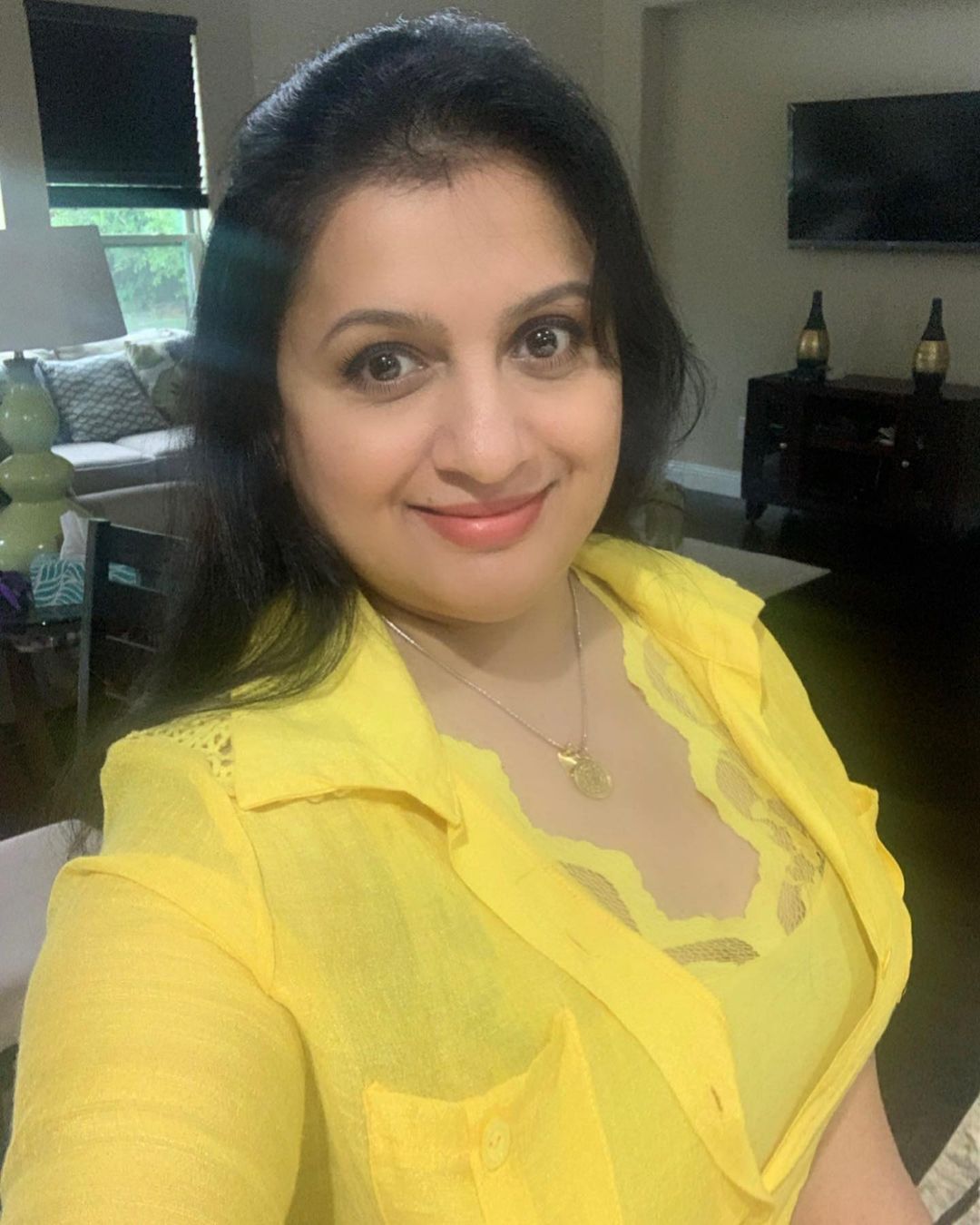 മഞ്ഞക്കിളി ചിത്രവുമായി സുചിത്ര മുരളി; താരത്തിന്റെ പുതിയ ചിത്രങ്ങള്‍ വൈറല്‍