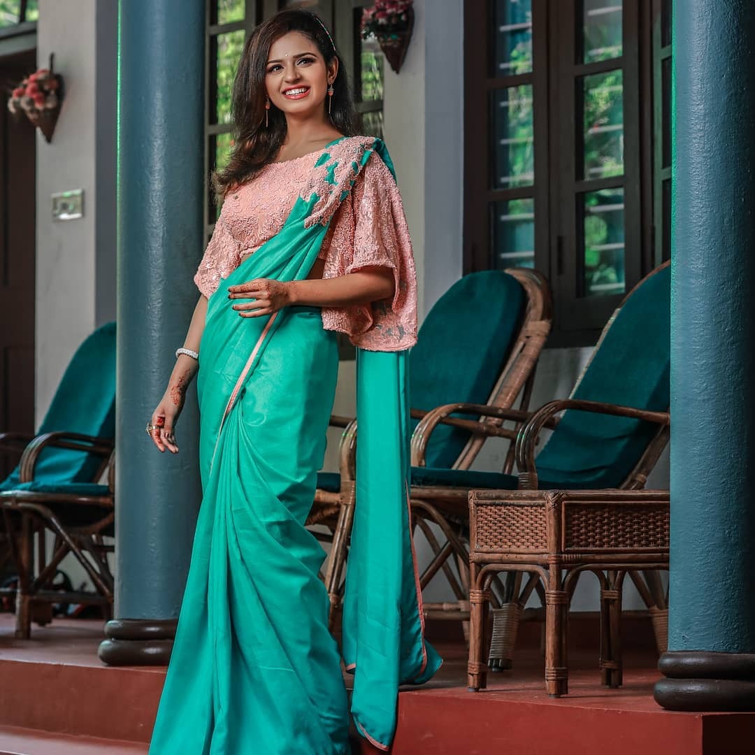 മിനിസ്ക്രീനിന് പിന്നാലെ ബിഗ് സ്ക്രീനിലും തിളങ്ങി മീനാക്ഷി; മാലിക്കിലെ റംലത്തിന്റെ കലക്കൻ ഫൊട്ടോസ്