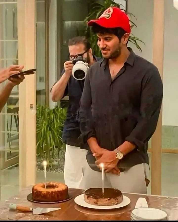 കേക്ക് മുറിക്കുന്ന ദുല്‍ഖറിനെ ക്യാമറയിലാക്കി മമ്മൂട്ടി: വൈറലായി ബര്‍ത്ത് ഡെ ചിത്രങ്ങള്‍