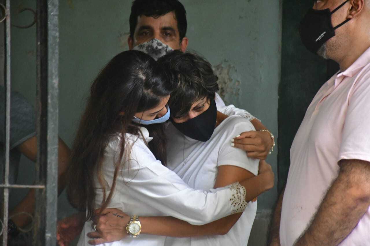 ഭര്‍ത്താവിന്റെ വിയോഗത്തില്‍ വിങ്ങിപൊട്ടി നടി മന്ദിര ബേഡി; ആദരാഞ്ജലി അര്‍പ്പിച്ച് സിനിമലോകം, ചിത്രങ്ങള്‍ കാണാം