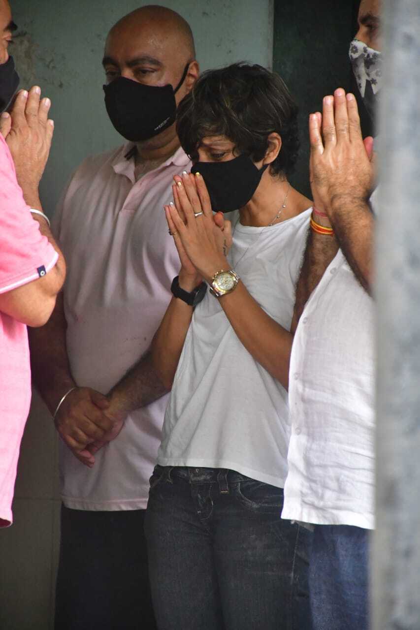 ഭര്‍ത്താവിന്റെ വിയോഗത്തില്‍ വിങ്ങിപൊട്ടി നടി മന്ദിര ബേഡി; ആദരാഞ്ജലി അര്‍പ്പിച്ച് സിനിമലോകം, ചിത്രങ്ങള്‍ കാണാം