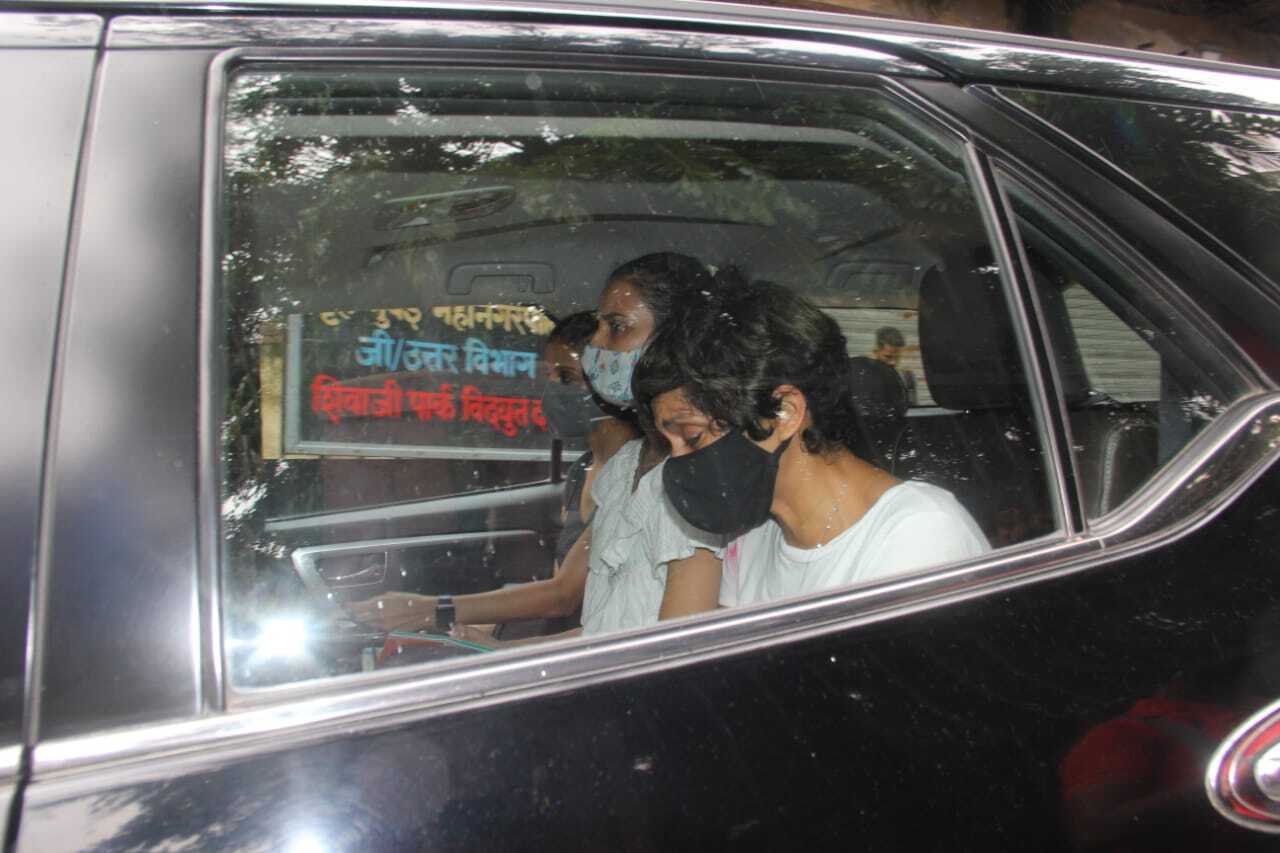 ഭര്‍ത്താവിന്റെ വിയോഗത്തില്‍ വിങ്ങിപൊട്ടി നടി മന്ദിര ബേഡി; ആദരാഞ്ജലി അര്‍പ്പിച്ച് സിനിമലോകം, ചിത്രങ്ങള്‍ കാണാം