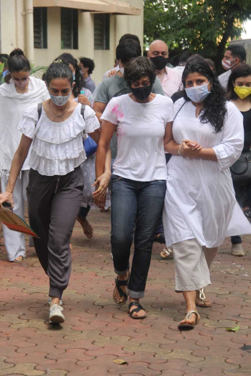 ഭര്‍ത്താവിന്റെ വിയോഗത്തില്‍ വിങ്ങിപൊട്ടി നടി മന്ദിര ബേഡി; ആദരാഞ്ജലി അര്‍പ്പിച്ച് സിനിമലോകം, ചിത്രങ്ങള്‍ കാണാം