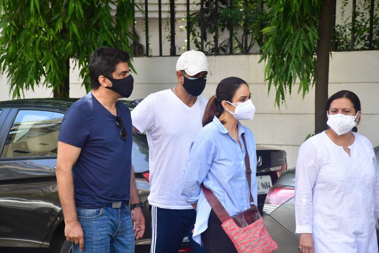 ഭര്‍ത്താവിന്റെ വിയോഗത്തില്‍ വിങ്ങിപൊട്ടി നടി മന്ദിര ബേഡി; ആദരാഞ്ജലി അര്‍പ്പിച്ച് സിനിമലോകം, ചിത്രങ്ങള്‍ കാണാം