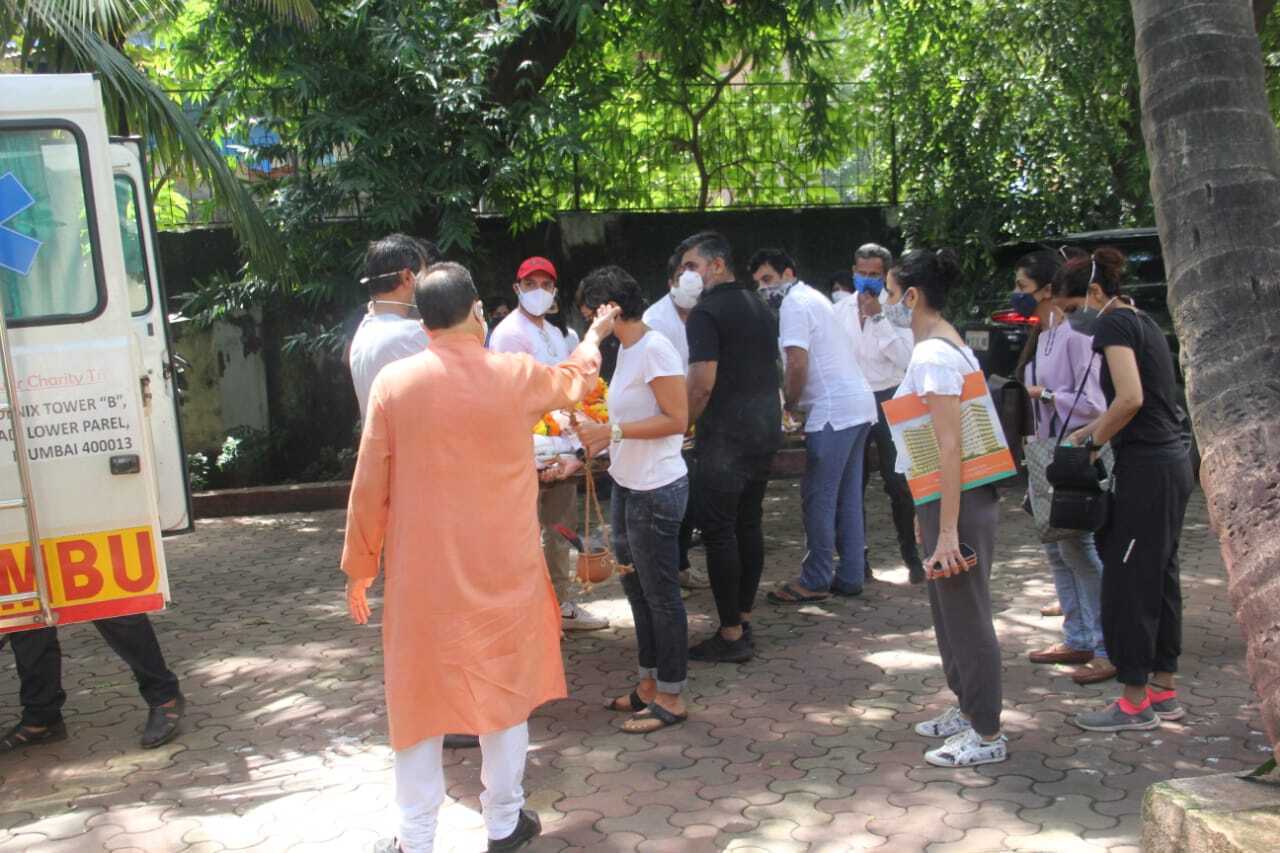 ഭര്‍ത്താവിന്റെ വിയോഗത്തില്‍ വിങ്ങിപൊട്ടി നടി മന്ദിര ബേഡി; ആദരാഞ്ജലി അര്‍പ്പിച്ച് സിനിമലോകം, ചിത്രങ്ങള്‍ കാണാം