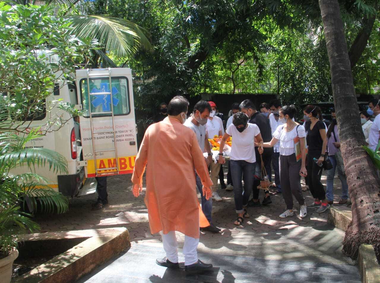 ഭര്‍ത്താവിന്റെ വിയോഗത്തില്‍ വിങ്ങിപൊട്ടി നടി മന്ദിര ബേഡി; ആദരാഞ്ജലി അര്‍പ്പിച്ച് സിനിമലോകം, ചിത്രങ്ങള്‍ കാണാം