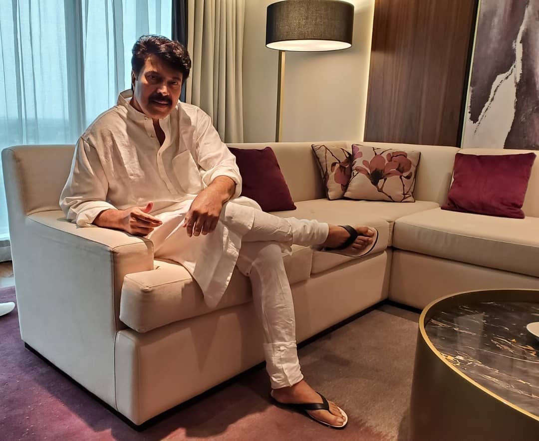 ഏത് ലുക്കിലും മാസാണ്... തരംഗമായി മമ്മൂക്കയുടെ പോണി ടെയില്‍ പോസ്