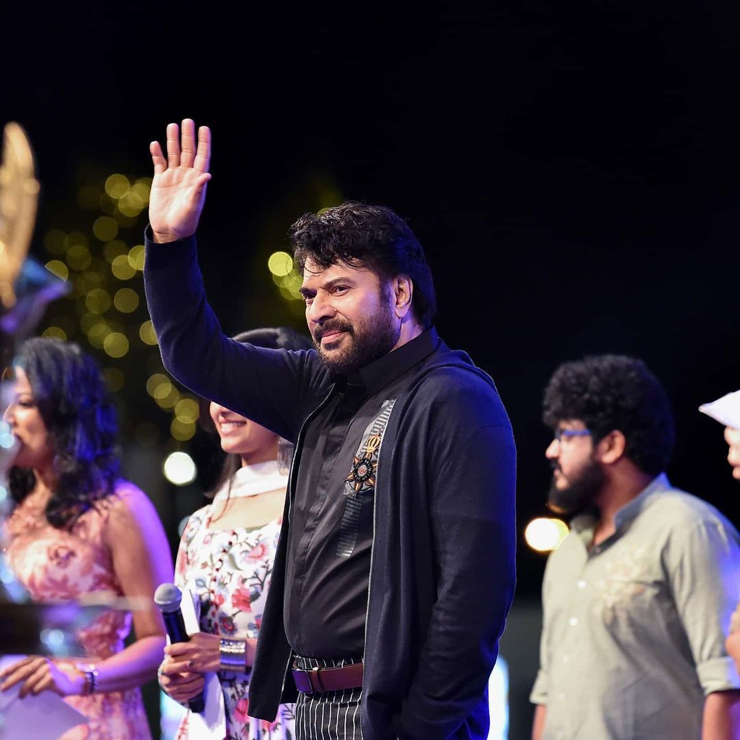 ഏത് ലുക്കിലും മാസാണ്... തരംഗമായി മമ്മൂക്കയുടെ പോണി ടെയില്‍ പോസ്