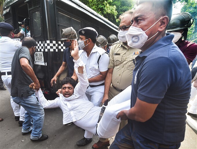 ഇന്ധന-പാചകവാതക വില വർധനവിന് എതിരെ പ്രതിപക്ഷ പ്രതിഷേധം- ചിത്രങ്ങൾ