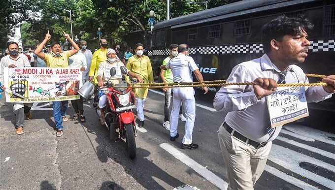 ഇന്ധന-പാചകവാതക വില വർധനവിന് എതിരെ പ്രതിപക്ഷ പ്രതിഷേധം- ചിത്രങ്ങൾ