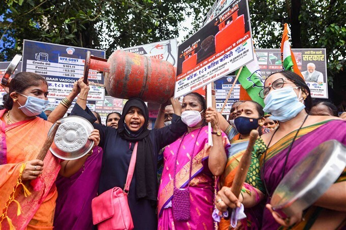 ഇന്ധന-പാചകവാതക വില വർധനവിന് എതിരെ പ്രതിപക്ഷ പ്രതിഷേധം- ചിത്രങ്ങൾ