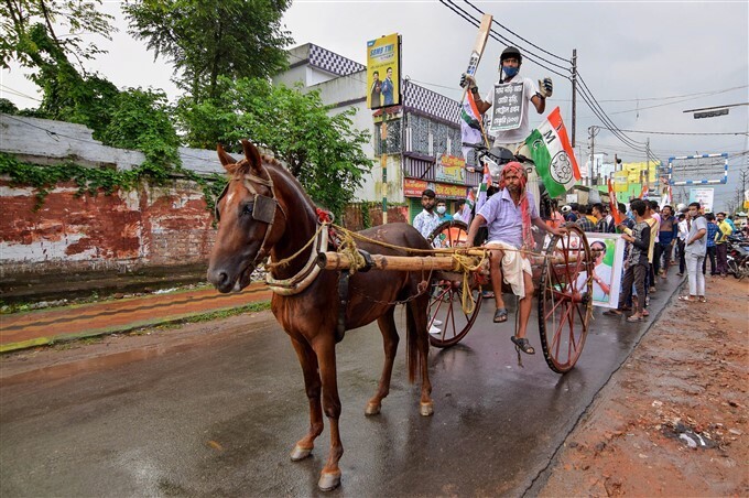 ഇന്ധന-പാചകവാതക വില വർധനവിന് എതിരെ പ്രതിപക്ഷ പ്രതിഷേധം- ചിത്രങ്ങൾ