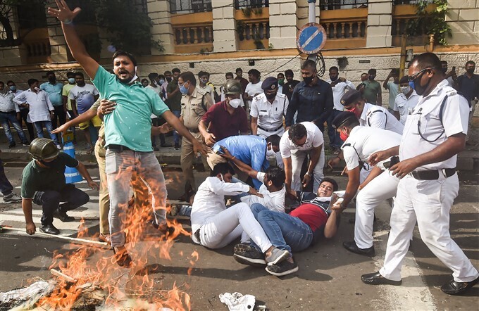 ഇന്ധന-പാചകവാതക വില വർധനവിന് എതിരെ പ്രതിപക്ഷ പ്രതിഷേധം- ചിത്രങ്ങൾ