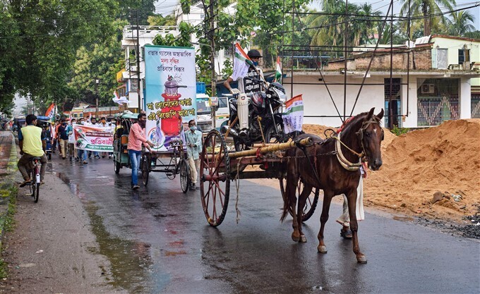 ഇന്ധന-പാചകവാതക വില വർധനവിന് എതിരെ പ്രതിപക്ഷ പ്രതിഷേധം- ചിത്രങ്ങൾ