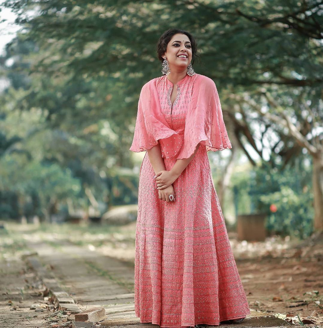 ഇവിടെ എന്തും പോകും; സ്റ്റൈലൻ ലുക്കിൽ ജ്വൂവൽ മേരി, ചിത്രങ്ങൾ